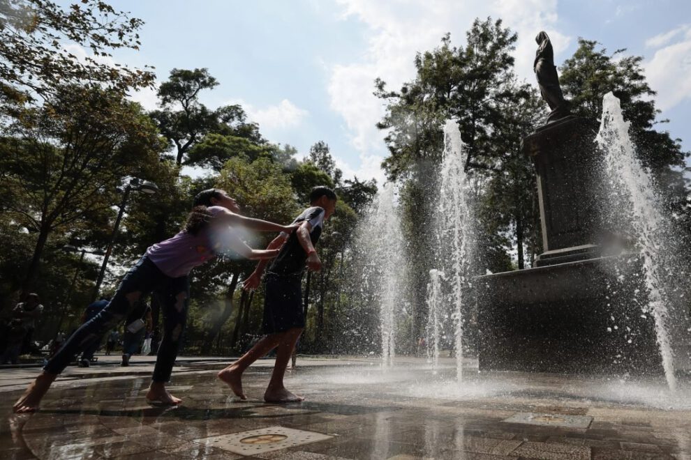 Onda de calor en México: niños se refrescan debido a las altas temperaturas registradas