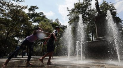Onda de calor en México: niños se refrescan debido a las altas temperaturas