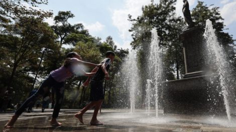 Onda de calor en México: niños se refrescan debido a las altas temperaturas