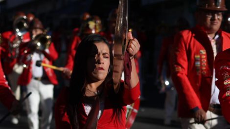 Músicos participan en la festividad del Gran Poder en La Paz