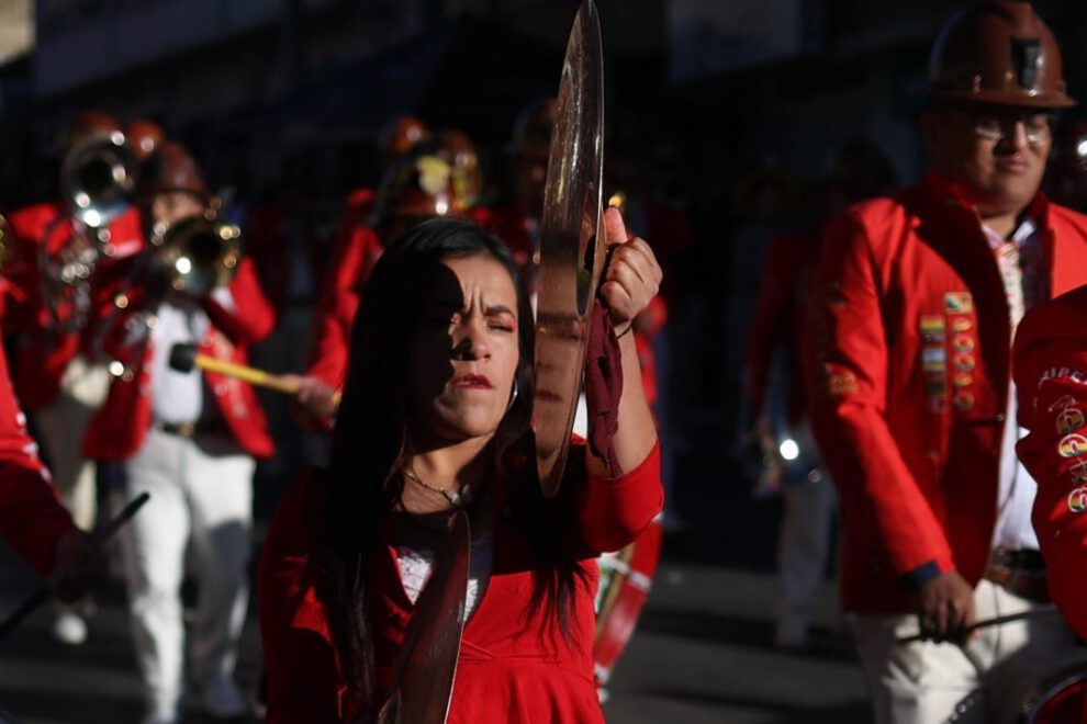 Músicos participan en la festividad del Gran Poder en La Paz