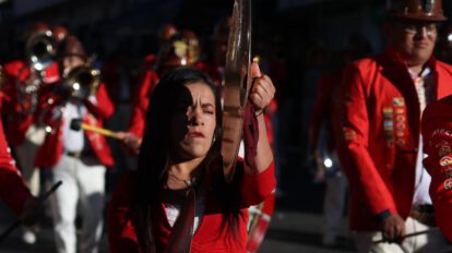 Músicos participan durante la festividad del Gran Poder en La Paz