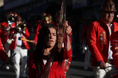 Músicos participan durante la festividad del Gran Poder en La Paz
