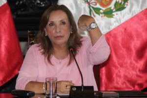 Dina Boluarte muestra sus joyas en rueda de prensa