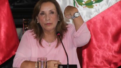Dina Boluarte muestra sus joyas en rueda de prensa