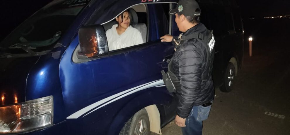 Mujer detenida transportando cocaína en minibús