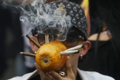 Una persona participa en una Marcha Mundial de la Marihuana