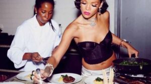 Rihanna en evento Fenty Beauty preparando jianbing