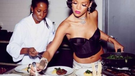 Rihanna en evento Fenty Beauty preparando jianbing