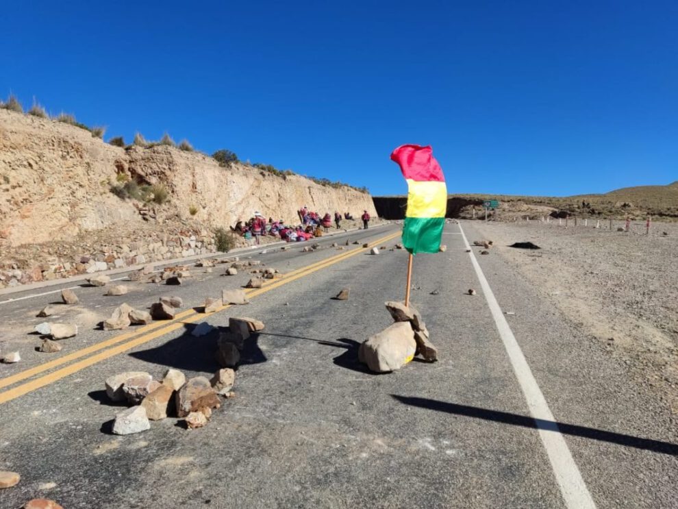 Bloqueo en la carretera Oruro-Potosí afecta viajes a Sucre
