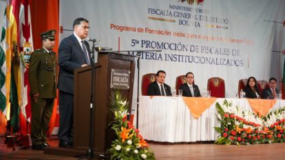 Fiscal General del Estado entrega títulos a nuevos fiscales de materia