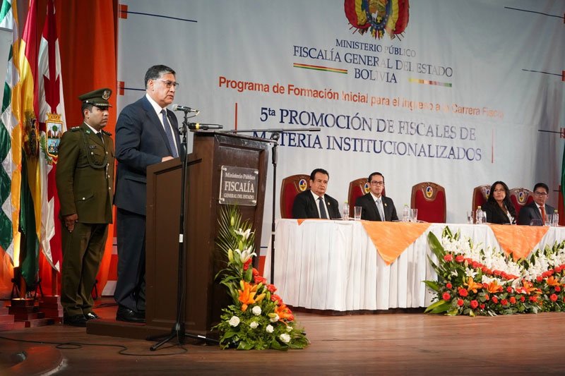 Fiscal General del Estado entrega títulos a nuevos fiscales de materia