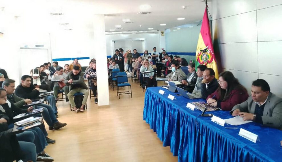 Impuestos y sector del transporte acuerdan trabajar en mesas técnicas en Santa Cruz