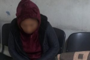Madre obliga a su hijo a comer heces en Perú
