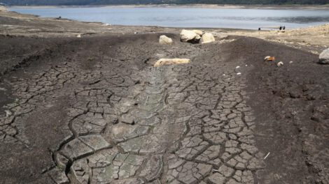 Fotografía de las extensas playas formadas por la falta de agua en el embalse San Rafael