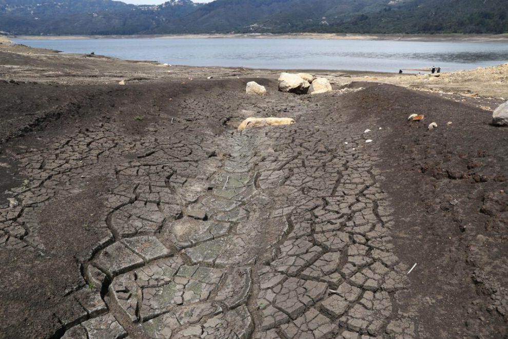 Fotografía de las extensas playas formadas por la falta de agua en el embalse San Rafael