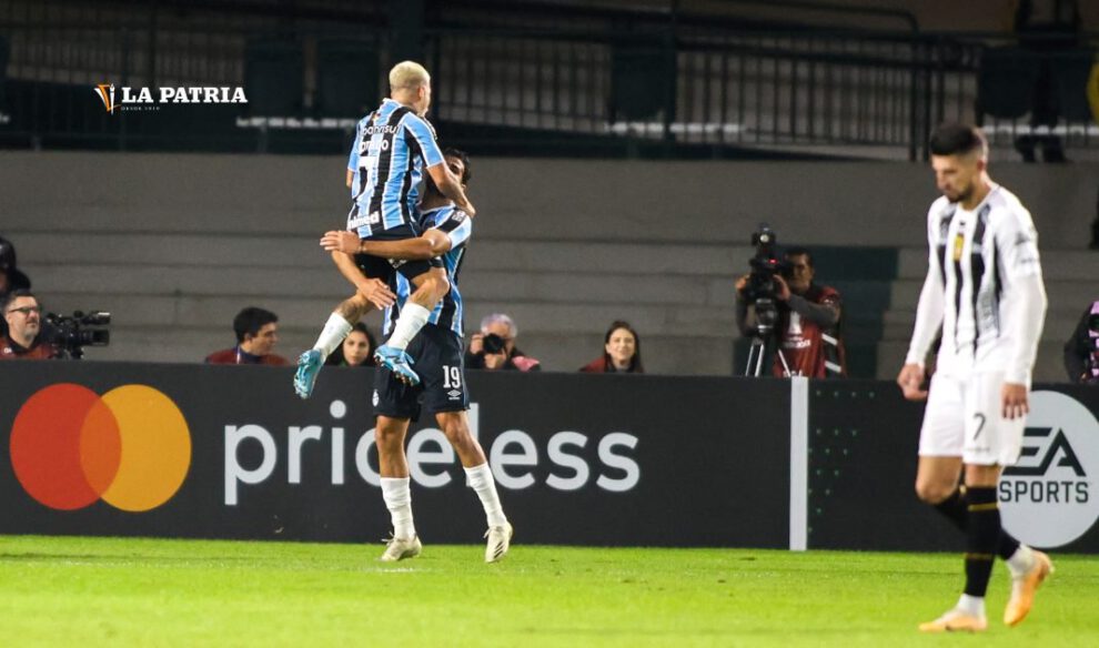 Celebran los jugadores de gremio la goleada frente a The Strongest en Curitiba
