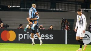 Celebran los jugadores de gremio la goleada frente a The Strongest en Curitiba