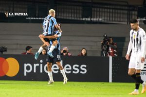 Celebran los jugadores de gremio la goleada frente a The Strongest en Curitiba