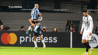 Celebran los jugadores de gremio la goleada frente a The Strongest en Curitiba