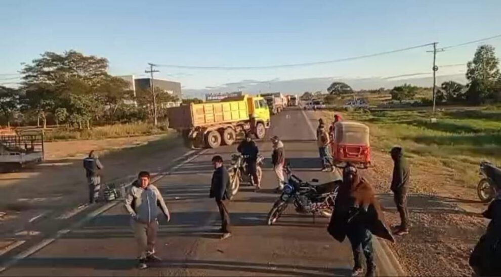 Protesta por aumento de tarifas en la ruta Santa Cruz-Beni