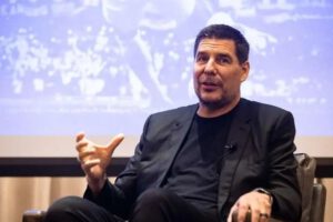 Marcelo Claure invierte en Bolivia más que políticos