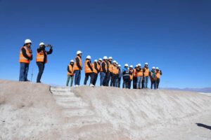 BID explora inversiones en la industrialización del litio en Bolivia