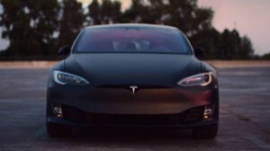 Tesla revisión vehículos por mal funcionamiento en sistema de advertencia del cinturón de seguridad