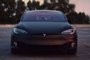 Tesla revisión vehículos por mal funcionamiento en sistema de advertencia del cinturón de seguridad