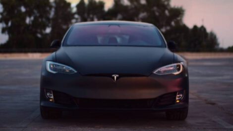 Tesla revisión vehículos por mal funcionamiento en sistema de advertencia del cinturón de seguridad