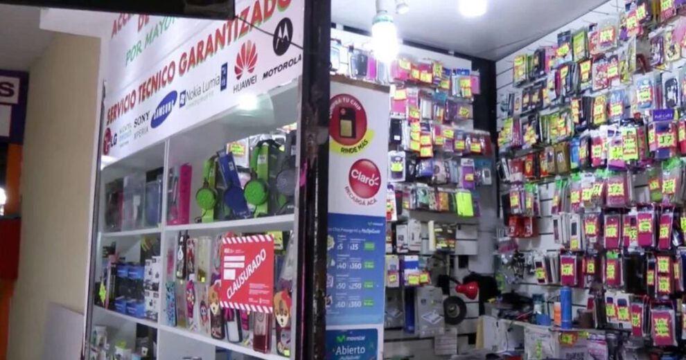 Violento atraco en tienda de celulares en La Paz
