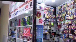 Violento atraco en tienda de celulares en La Paz