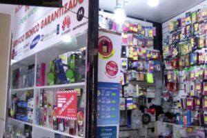 Violento atraco en tienda de celulares en La Paz