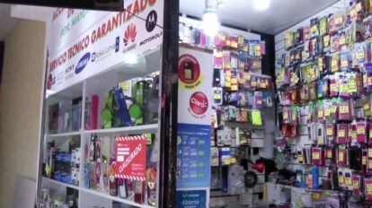 Violento atraco en tienda de celulares en La Paz