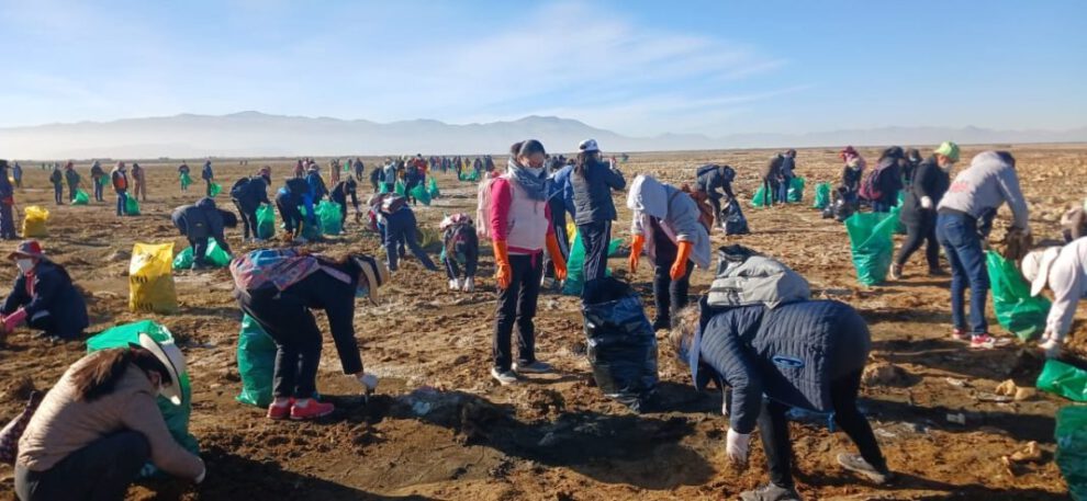 Voluntarios unen esfuerzos para limpiar el lago Uru Uru