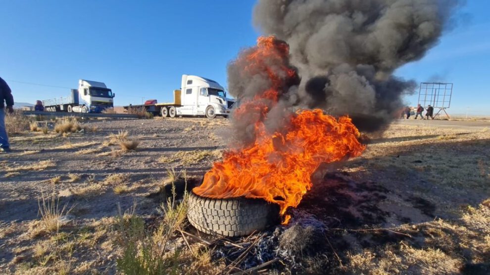 Bloqueo nacional de transportistas por falta de dólares y combustible