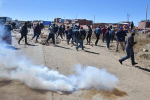 Transportistas bloquean carreteras en Bolivia exigiendo soluciones al Gobierno
