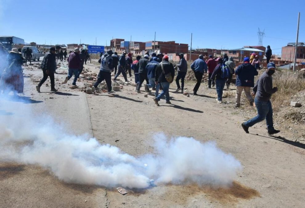 Transportistas bloquean carreteras en Bolivia exigiendo soluciones al Gobierno