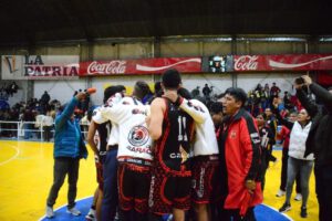 Saracho se aferra a los playoffs tras vencer a Universitario en un emocionante duelo