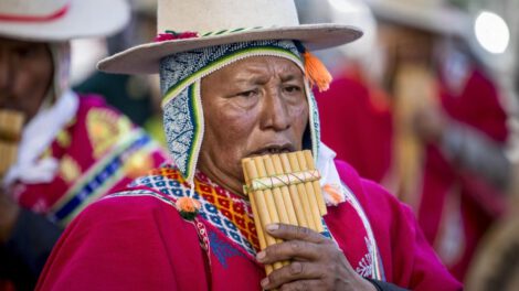 Comunarios participan en la celebración del Año Nuevo Andino en Tiahuanaco
