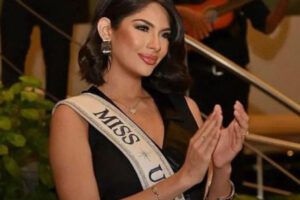 Miss Universo Sheynnis Palacios en su visita al Salar de Uyuni