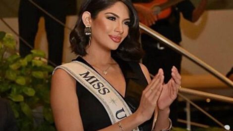 Miss Universo Sheynnis Palacios en su visita al Salar de Uyuni