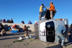 Vuelco de minibús en Sucre dejando a cuatro heridos