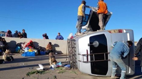 Vuelco de minibús en Sucre dejando a cuatro heridos