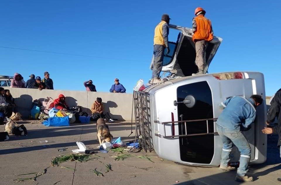Vuelco de minibús en Sucre dejando a cuatro heridos
