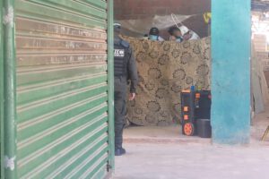 Encuentran muertos a padre e hijo en el mercado Bicentenario