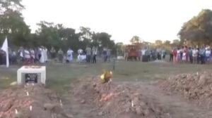 Familia chimanes sepultada en fosas comunes