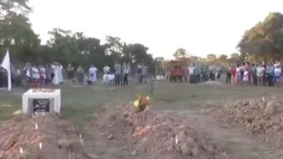 Familia chimanes sepultada en fosas comunes