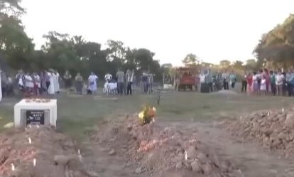 Familia chimanes sepultada en fosas comunes