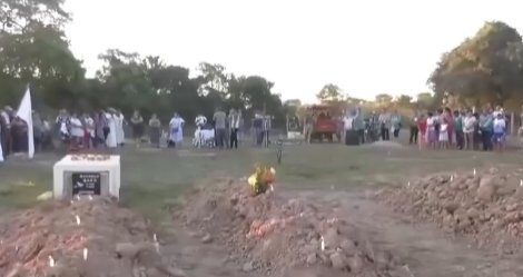 Familia chimanes sepultada en fosas comunes